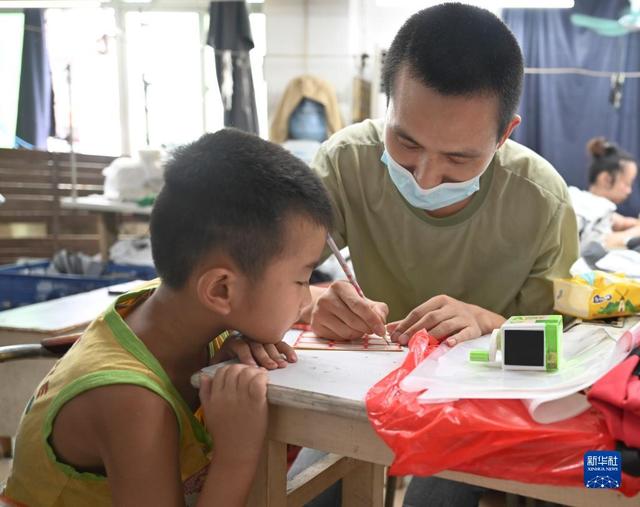 那个让人又爱又心疼的“缝纫机宝贝”上小学了