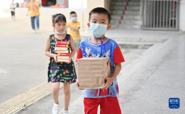 那个让人又爱又心疼的“缝纫机宝贝”上小学了