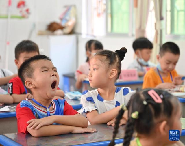 那个让人又爱又心疼的“缝纫机宝贝”上小学了