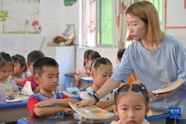 那个让人又爱又心疼的“缝纫机宝贝”上小学了