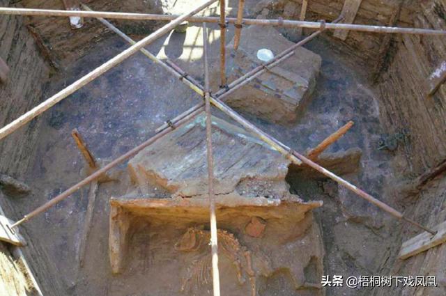 2017年几个山东人到内蒙古盗墓，租用一台挖掘机，称是“挖沙子”
