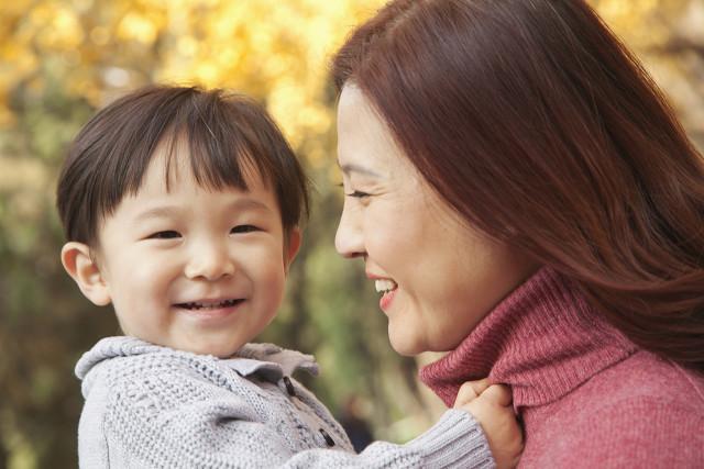 老婆说最累的三年父母都没帮忙带过孩子，所以不同意把父母接过来接送孩子上幼儿园，我该怎么办？