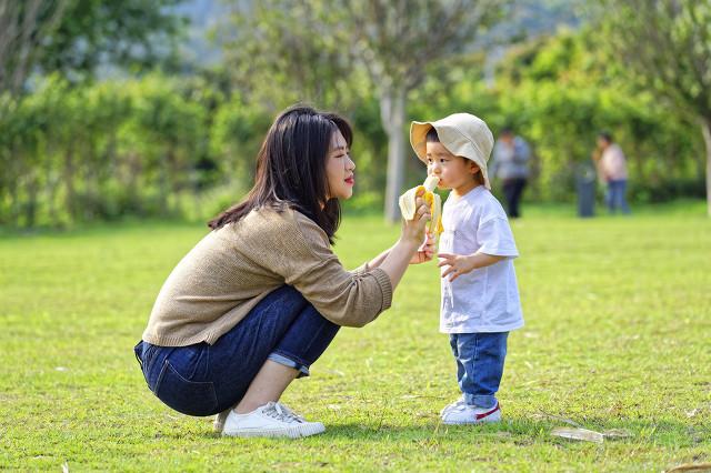 老婆说最累的三年父母都没帮忙带过孩子，所以不同意把父母接过来接送孩子上幼儿园，我该怎么办？