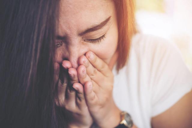 老婆说最累的三年父母都没帮忙带过孩子，所以不同意把父母接过来接送孩子上幼儿园，我该怎么办？