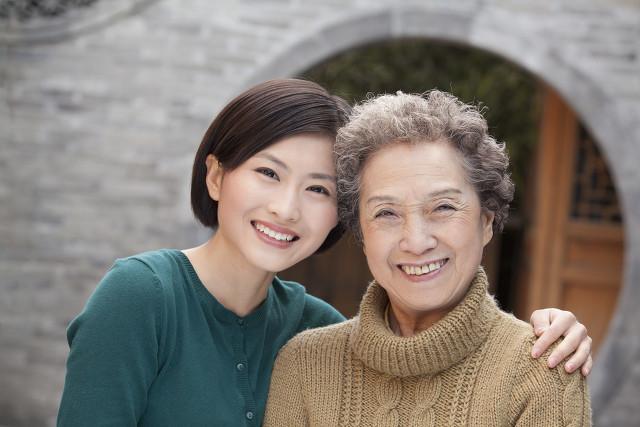 老婆说最累的三年父母都没帮忙带过孩子，所以不同意把父母接过来接送孩子上幼儿园，我该怎么办？