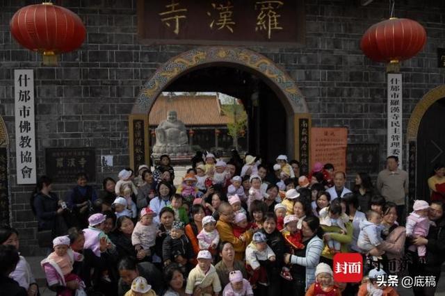 汶川地震寺庙出生的108个“罗汉娃”长大了：有人不想被关注有人觉得“幸运平常”看到僧人会合掌喊“师傅”