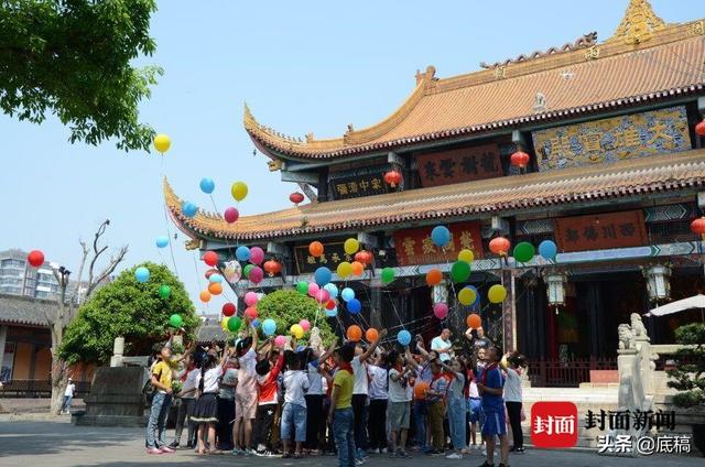 汶川地震寺庙出生的108个“罗汉娃”长大了：有人不想被关注有人觉得“幸运平常”看到僧人会合掌喊“师傅”