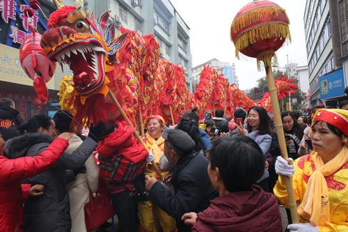 湖南怀化：洪江古商城百头龙狮闹新春