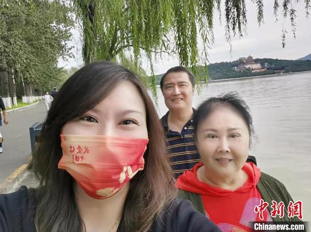 女白领辞百万年薪陪阿尔兹海默症母亲：不想错过最后的黄金陪护期