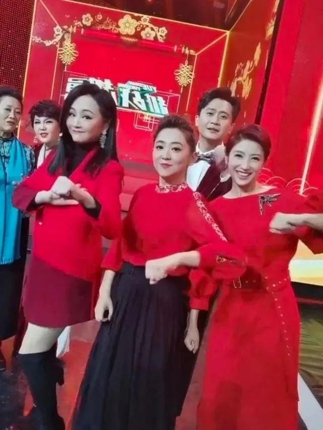 月亮姐姐王昊：39岁为富商高龄产子，42岁被老公儿子宠成少女