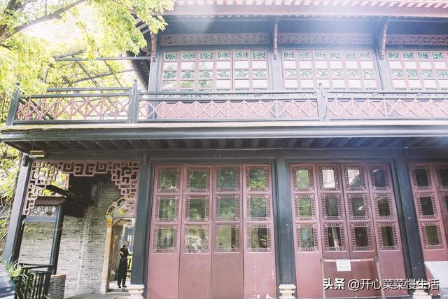 广东有座神奇古建筑，安装的彩色玻璃，同一时间能看一年四季景观