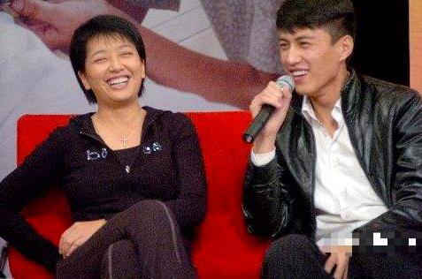 靳东：离开大9岁的江珊，娶二婚女李佳，如今生两个儿子很幸福