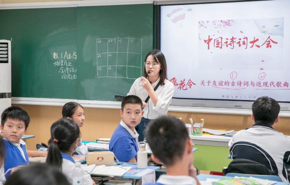 深圳教师新增“00后”生力军，他们不止“年轻”