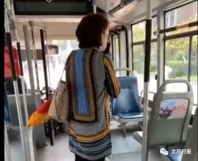 大闹国航头等舱的她，还“监督”过北京地铁公交？这身衣服火了