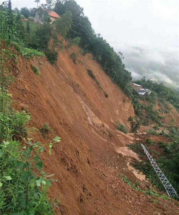 险！湖北巴东山体滑坡114人转移 1分钟后3栋民房坍塌