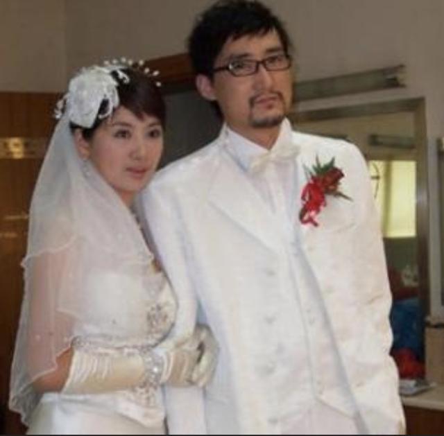 老干部靳东：与离过婚的江珊同居5年，为何转身娶了二婚的李佳？