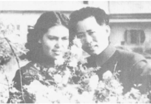 刘亚楼夫人翟云英，婚后18年丈夫病逝，用24年完成他3个遗愿