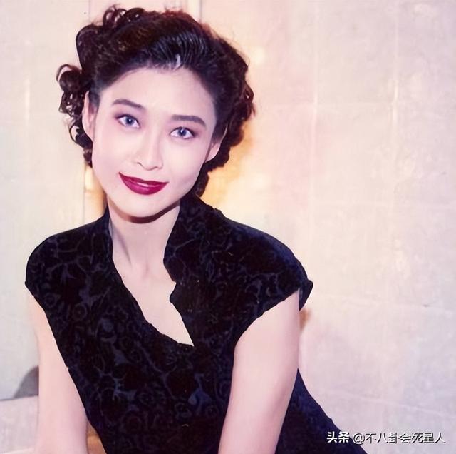 8位女星“一脱成名”，美艳背后，有人终身未婚，还有人跳楼自杀