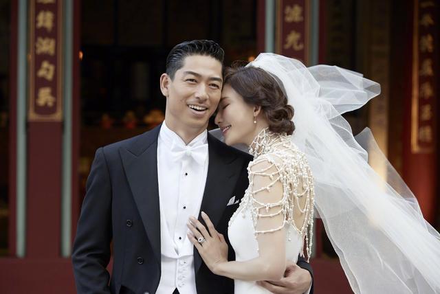 47岁林志玲发文宣布生子，一家三口同出镜，结婚两年终得子