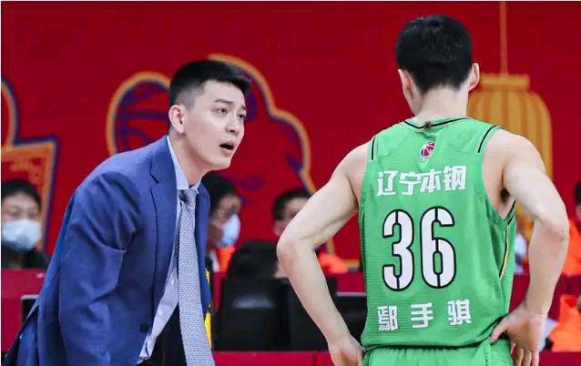 鄢手骐在场上的表现堪称噩梦，为何教练杨鸣还坚持用他呢？