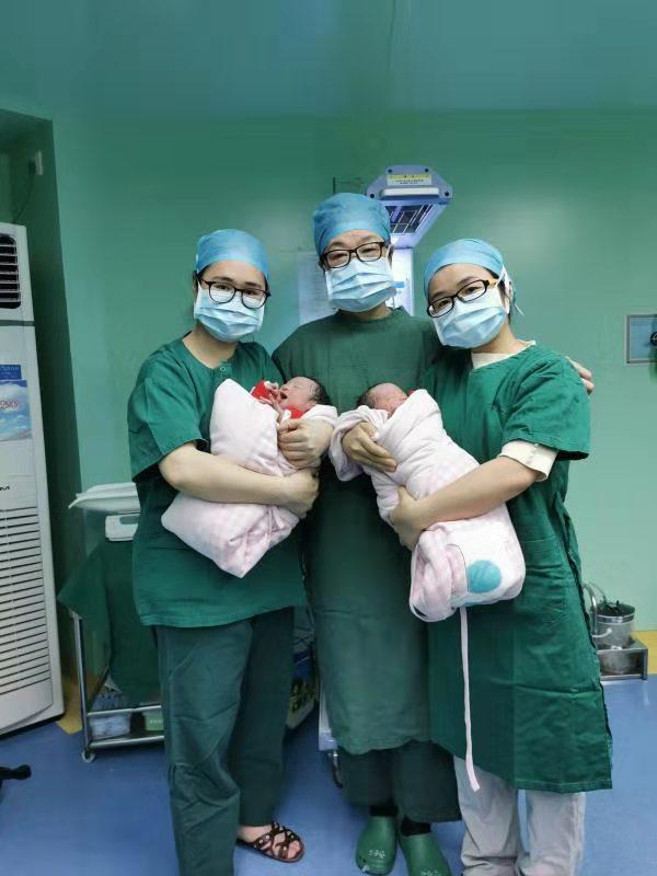 疫情防控关键期，深圳一妈妈生下一对足月女娃，称喜得”千足金“