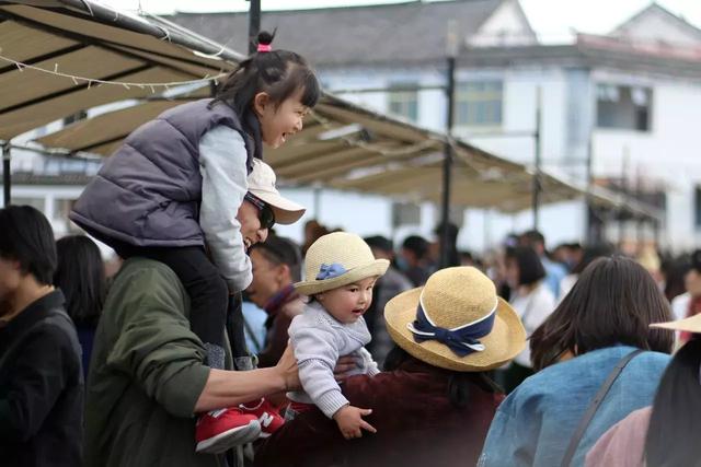 他从小逃课、辍学、周游天下，最后却隐居在乡下种田养猪