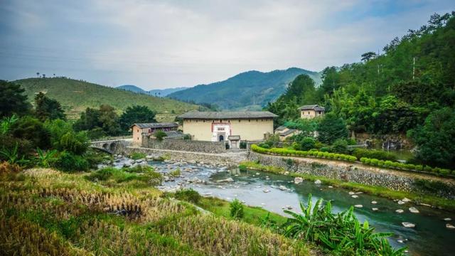 诗词里的“小桥流水”，古村旁，野花香，邂逅一段好时光