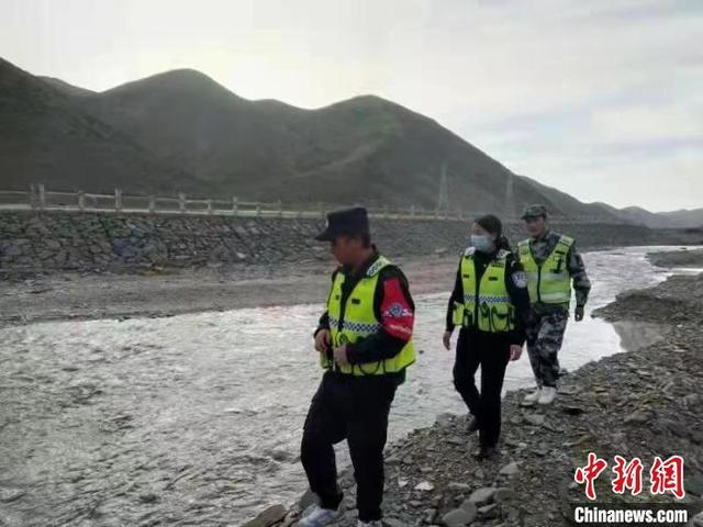 守护长江支流的青海“哈达义警”