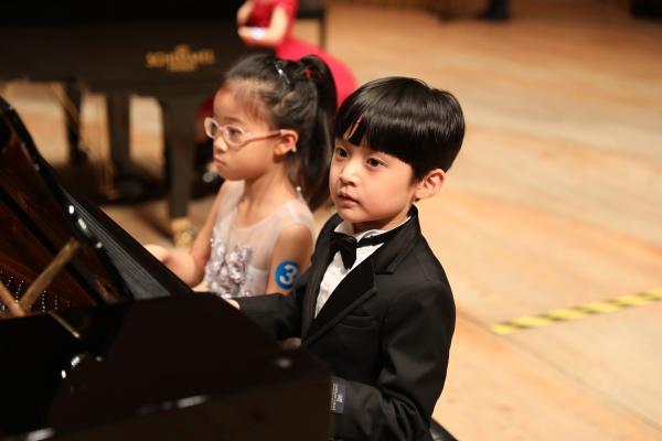 宋思衡携百名钢琴教师和琴童登台，给孩子们一个“童话之夜”