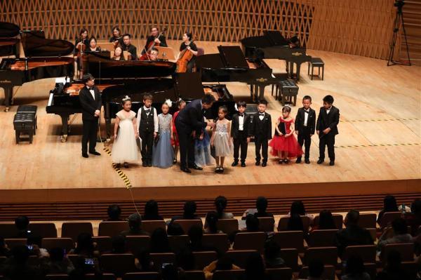 宋思衡携百名钢琴教师和琴童登台，给孩子们一个“童话之夜”