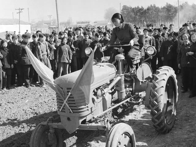 新中国第一代女拖拉机手：在北大荒耕起了草原万里