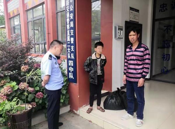 被打一耳光，12岁男孩从云南走到贵州找妈妈，笔记本上的内容让人心酸……