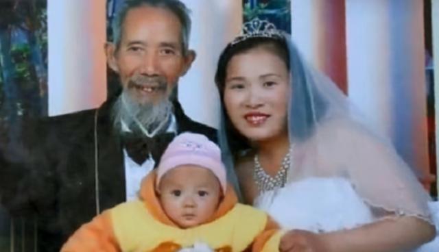 2011年，湖南女孩表白68岁老医生，结婚后生下一子，如今一家幸福