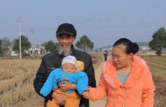 2011年，湖南女孩表白68岁老医生，结婚后生下一子，如今一家幸福