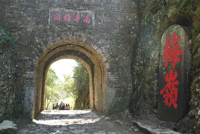 陈毅与赖月明的战地情缘，一首山歌让田螺姑娘与军区总指挥结缘