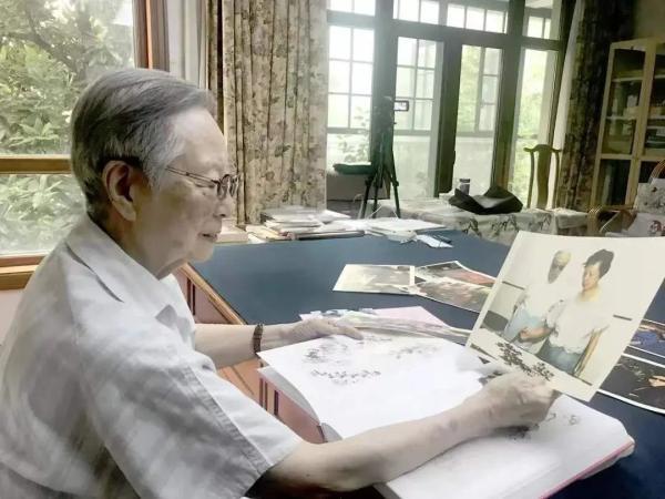 陈佩秋在沪逝世，其子追忆：除了是出色的画家，她还是一个出色的母亲
