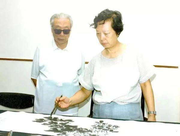 陈佩秋在沪逝世，其子追忆：除了是出色的画家，她还是一个出色的母亲