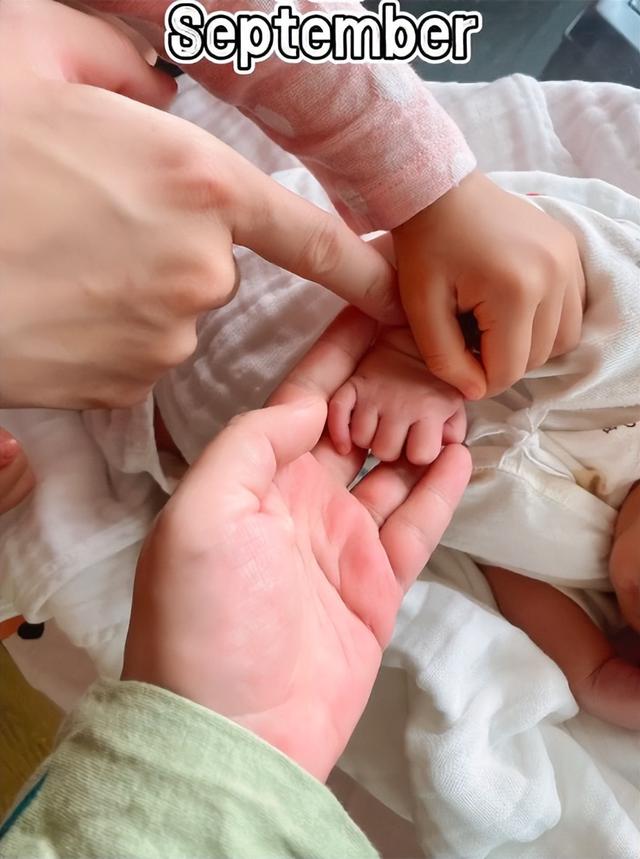 央视绿泡泡带女儿出游！蹲地上说话满脸慈爱，父女俩侧脸长一样