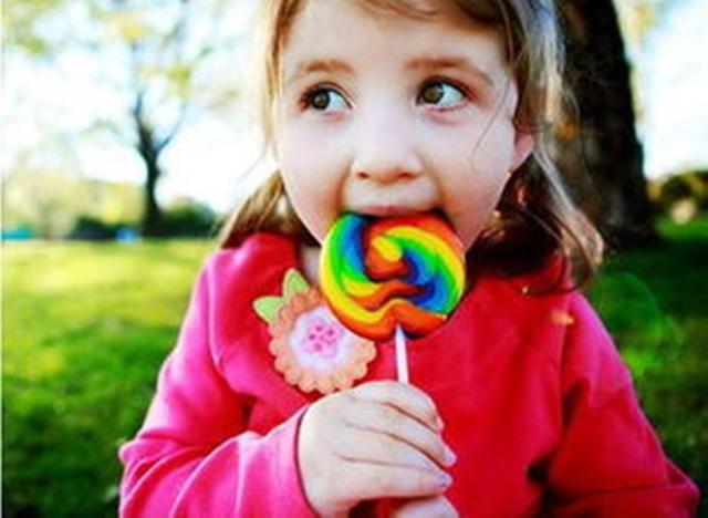 为啥小孩都喜欢吃糖？这大概是一种“本能反应”，难怪会控制不住