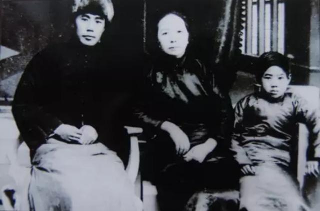 佟麟阁殉国后妻儿艰难境遇，被迫改姓东躲西藏，忌日只能偷偷祭拜