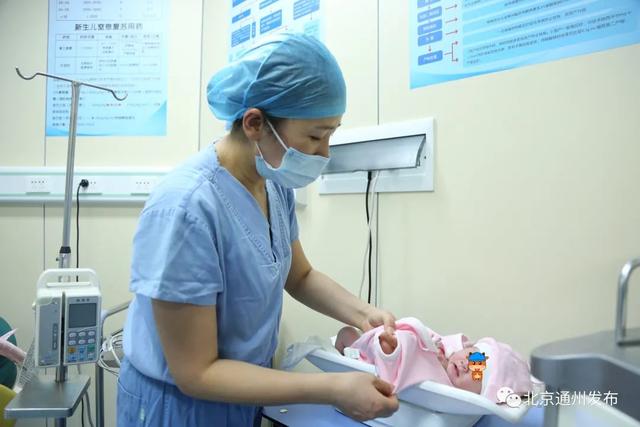 凌晨1点50分，北京通州妇幼第一个“牛宝宝”诞生啦！小名叫“初一”