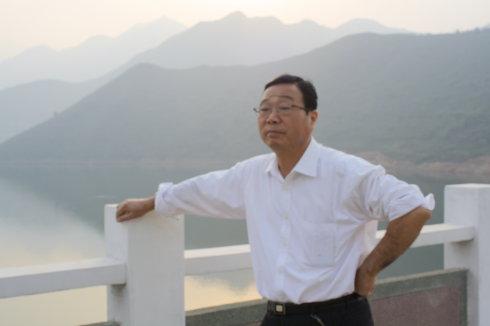他是中国保健品教父，产品刚出厂就被抢光，30年前一天能赚500万