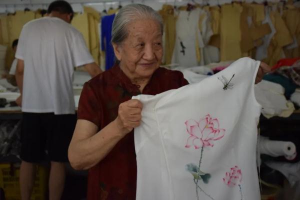守艺｜河北86岁“旗袍奶奶”走红！一生爱美是天然……