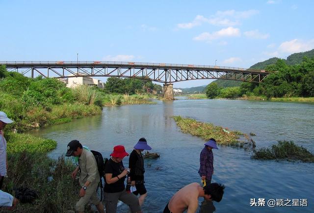 毛氏聚居地，竹海飞人，日暮不归来，柴扉有人望