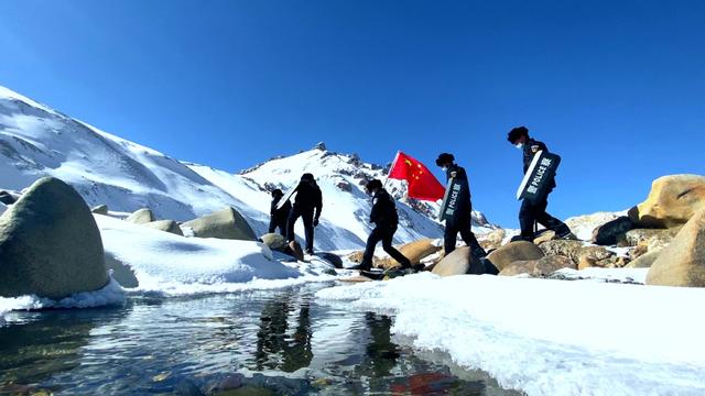 阿然保泰戍边民警的“风花雪月”