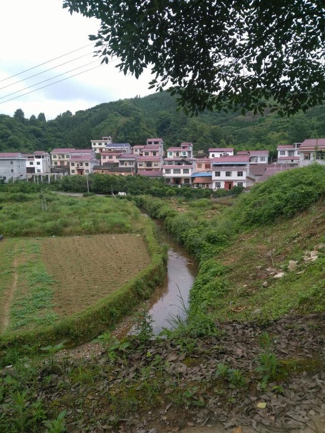 一个顺水流动的地名