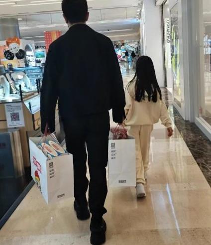 贾乃亮带女儿逛街，9岁甜馨乖巧可爱，比明星老爸关注度还高