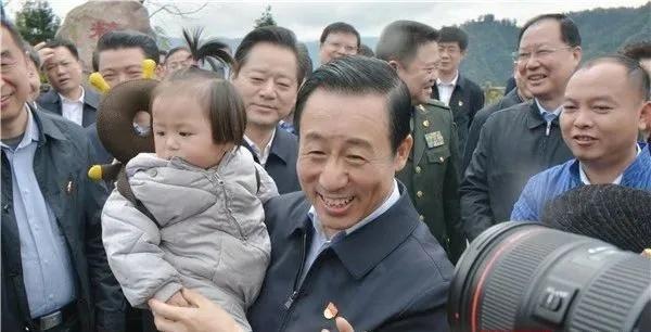 被湖南省委书记许达哲抱在怀中的小女孩“思恩”，背后是一段关于改变的故事