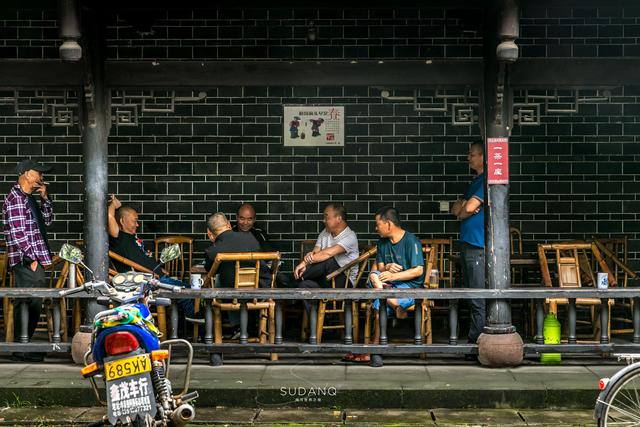 四川人太太太淡定！在“古墓”旁喝茶聊天，2元一杯茶喝得真巴适