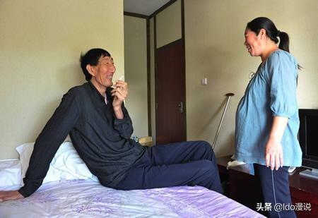 中国第一男巨人鲍喜顺：不听医生劝告12年前生下儿子，如今怎样了